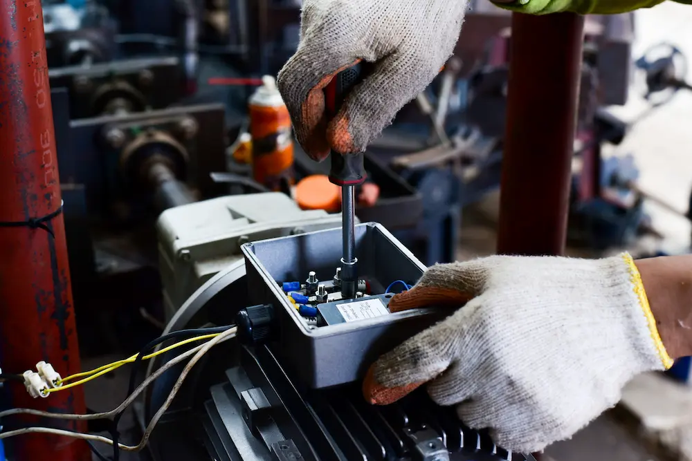 Maquinaria y Refacciones